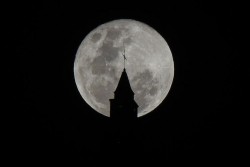 Diprediksi, Sepanjang Malam Besok Supermoon akan Hiasi Langit Indonesia