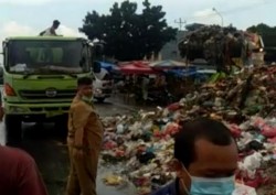 DLHK Kota Pekanbaru Angkut Sampah di Pasar Arengka, Kerahkan Alat Berat dan 4 Unit Fuso