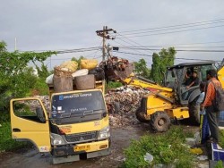 DLHK Pekanbaru Bersihkan Sampah di Jalan Pesantren dan Kawasan Pemakaman Tanjung Rhu