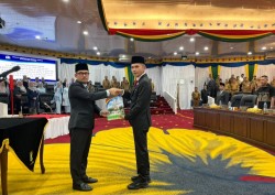 DPRD Kampar Gelar Paripurna, Lantik Idris Resmi Jadi Anggota PAW DPRD Kampar Gantikan Irwan Saputra