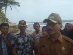 Dua Lokasi di Pessel Terdampak Abrasi Pantai, Bupati: Mesti Ada Penanganan Cepat
