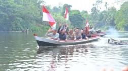 Ekspedisi Merah Putih Polda Riau Jangkau Pedalaman Inhu, 180 Bendera Dibagikan ke Suku Talang Mamak