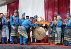 Festival Pacu Jalur 2026 Dibuka, SF Hariyanto Dorong Akses Kuansing dan Ekonomi Warga