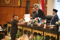 Fraksi PKS DPRD Riau Serahkan Pandangan Umum atas Ranperda Perlindungan Anak