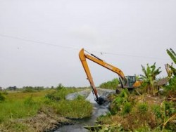 Genangan di Bangko Rohil Mulai Surut, PUPR Kerahkan Dua Excavator Normalisasi Drainase