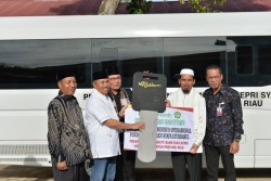 Gubri Serahkan Minibus Operasional Untuk Pesantren Syafa'aturrasul di Kuansing