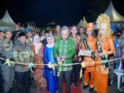 Gunting Pita Menjadi Pertanda Kampar Expo 2023 Resmi Dibuka