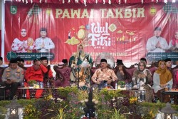 Hari Kemenangan, Bupati Bengkalis Bersama Masyarakat Lepas Peserta Pawai Takbir Idul Fitri 1444 H