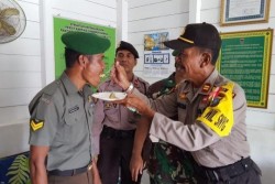 HUT Ke-74 TNI Kapolsek Senayang Suapkan Kue Ultah ke Anggota TNI