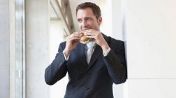 Ini Bahaya Makan Sambil Berdiri