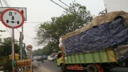 Jalan Kota Palembang Truk Barang  Berat 8 Ton Dilarang Melintas