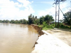 Jalan Putus, Keberadaan Jembatan dan Rumah Warga Terancam