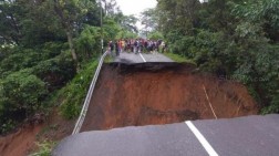 Jalur Lintas Sumatera di Lahat Putus Total