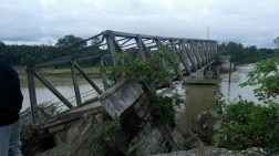 Jembatan Sawang Teube Roboh, Jalur Kawai XVI ke Kecamatan Pante Ceureumen Putus Total