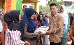 Jemput Bola, Bupati Rohil Pantau Perekaman E-KTP di Tanjung Medan