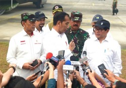 Jokowi Didampingi Sejumlah Menteri Tiba di Desa Merbau Kabupaten Pelalawan Riau