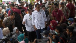 Jokowi Janji Tiga Bulan Kedepan Bangun Rumah yang Hancur Akibat Tsunami di Lampung