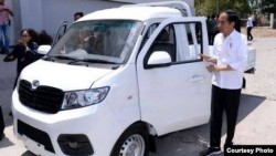 Jokowi Minta Benci Produk Luar Negeri, Roy Suryo: Kenapa Tidak Naik Esemka?