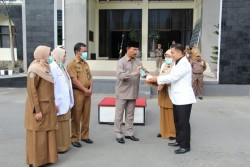 Kabut Asap Masih Tebal di Pasaman, Ikatan Apoteker Cabang Pasaman Serahkan 5000 Masker Pada Bupati