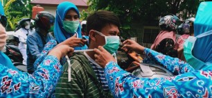 Kabut Asap Parah, Kader Kampung KB Berkah Bersama Bagikan Masker
