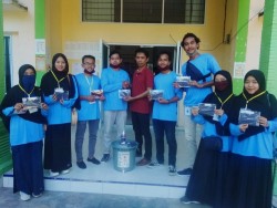 Kades Parit Baru dan Mahasiswa UIN Bagikan Masker ke Masyarakat