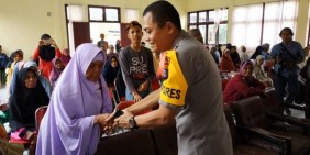 Kapolres Kampar Beri Bantuan Sembako 100 Warga Kurang Mampu di Salo