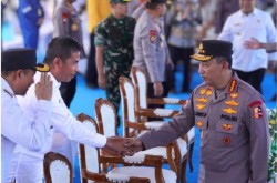 Kapolri Perkuat Kesiapsiagaan Karhutla di Riau, Bupati Kampar Dampingi Penyerahan Bantuan Alat