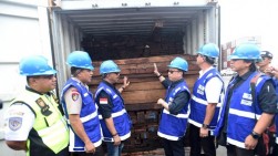 Kayu Ilegal Asal Papua Disita, 3 Direktur PT Ditahan