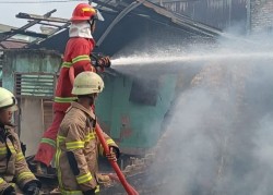 Kebakaran Hanguskan 11 Rumah Kontrakan di Jalan Agus Salim, 9 Unit Damkar Dikerahkan
