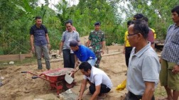 Keluarga Miskin di Simeulue Terharu Saat Rumahnya Diroboh untuk Dibedah