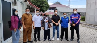 Ketua Karang Taruna Riau Jenguk Kader di RSUD Arifin Achmad