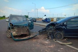 Kijang Tabrakan Dengan X-Pander di Pintu Tol Ogan Ilir