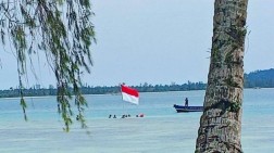 Komantab Kibarkan Bendera Merah Putih dari Bawah Laut dan Bungker di Perairan Poncan Sibolga