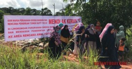 Kompak Tolak Tower SUTET, Warga Bandara Mas Batam Bongkar Tenda Pekerja