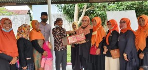 Komunitas Pekanbaru Kota Bertuah Bagikan Mushaf Al-Quran di Masjid Raya Al Khairat Lembah Damai