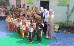 Kunjungi Tambusai, Bupati dan Bunda PAUD Rohul Serahkan Bantuan ke PAUD Sayang Anak