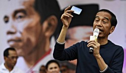 Lagi, Jokowi Pamer 3 Kartu saat Debat Terakhir