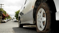 Lakukan Langkah ini Jika Ban Kendaraan Pecah di Jalanan