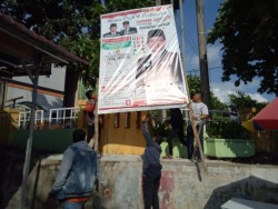 Langgar Aturan, Panwaslu Kecamatan Tampan Tertibkan Puluhan APK Caleg