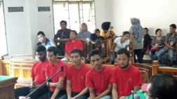 Lima Kurir Sabu 17 Kg Duduk di Kursi Pesakitan, Sempat Kejar-Kejaran Mobil Dengan Polisi