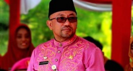 Lis Darmansyah Ikut Tolak Diberi Jas dan Pin Baru saat Pelantikan DPRD Kepri