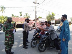 Lurah BCL Pekanbaru Bersama Tiga Pilar Kelurahan Bagikan 300 Masker Gratis ke Masyarakat