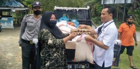 Lurah Maharani Pekanbaru Serahkan Bantuan 190 Sembako kepada Warga