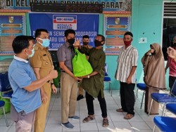 Lurah Sidomulyo Barat Salurkan CSR Pelaku Usaha, Harapkan Partisipasi Pengusaha Lainnya
