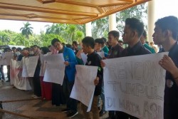 Mahasiswa Aceh Geruduk Kantor Gubernur Minta Cabut Izin PT EMM