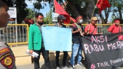 Mahasiswa Demo di Depan Taman Riyadah