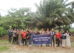 Mahasiswa FISIPOL UNRI dan Polresta Pekanbaru Hijaukan Kelurahan Maharani, Tanam Ratusan Bibit Pohon