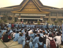 Mahasiswa Unri Bagikan Masker ke Pegawai Pemprov Riau