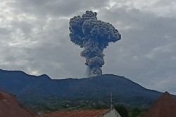 Malam Tadi Gunung Marapi Erupsi Lagi, Hujan Abu Guyur Bukittinggi dan Agam
