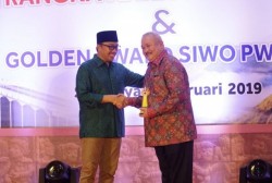 Mantan Gubernur Sumsel Terima Penghargaan Golden Award SIWO PWI 2019